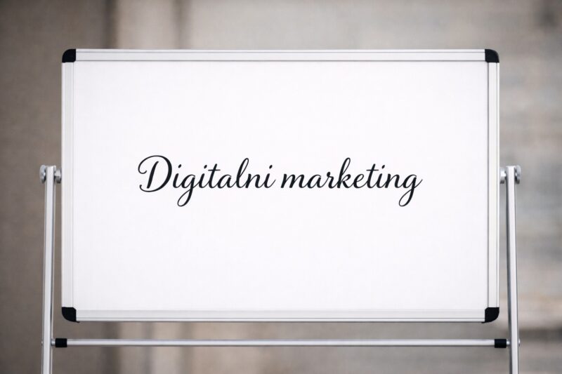 Tabla sa natpisom digitalni marketing kao simbol savremenih marketinških strategija