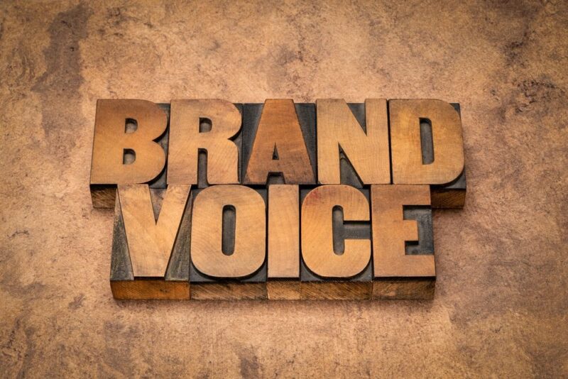 Drveni natpis Brand Voice kao simbol doslednog tona komunikacije brenda