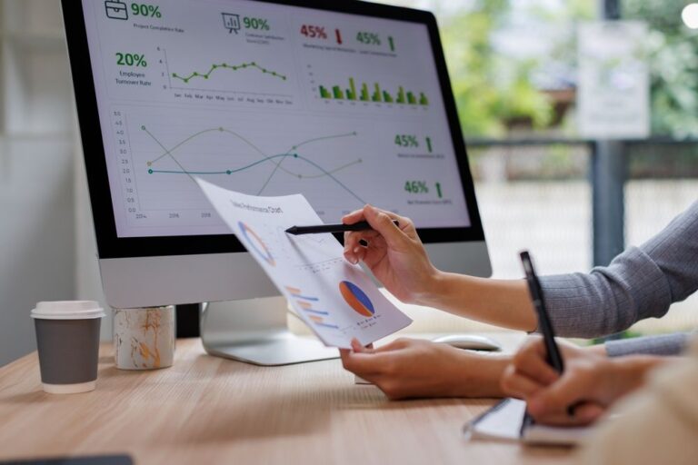Marketinški tim analizira podatke i strategiju za unapređenje vidljivosti brenda